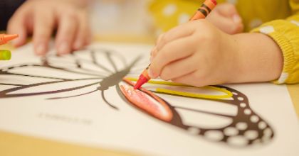bambino che disegna all'asilo